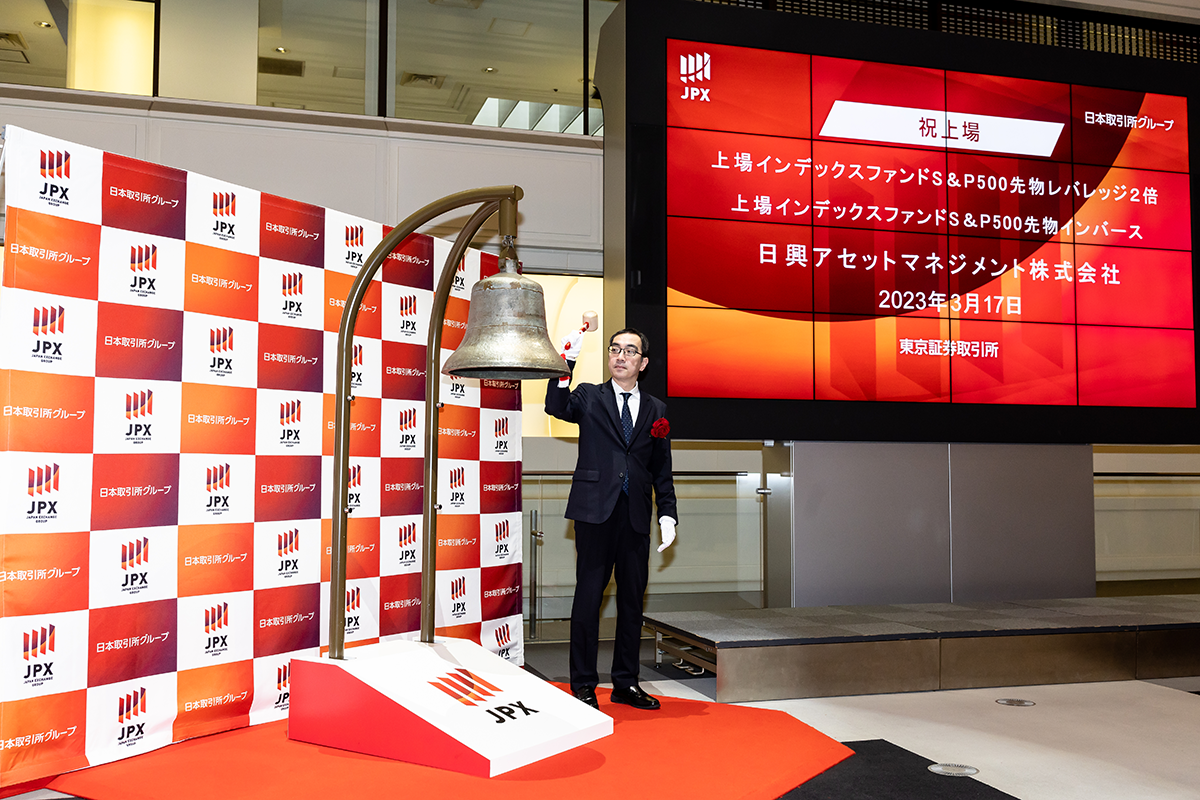 写真：商品開発部長の有賀が上場記念の鐘を鳴らしました。